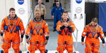 A caminho da Lua, astronautas usam Iphone, GoPro e Nikon para fotografar Terra em órbita