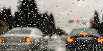 Guia para dirigir à noite com chuva: visibilidade e segurança