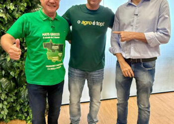 Em feira em Mato Grosso, Flávio Bolsonaro usa camiseta “o agro é top” e mira 2026