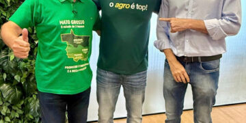 Em feira em Mato Grosso, Flávio Bolsonaro usa camiseta “o agro é top” e mira 2026