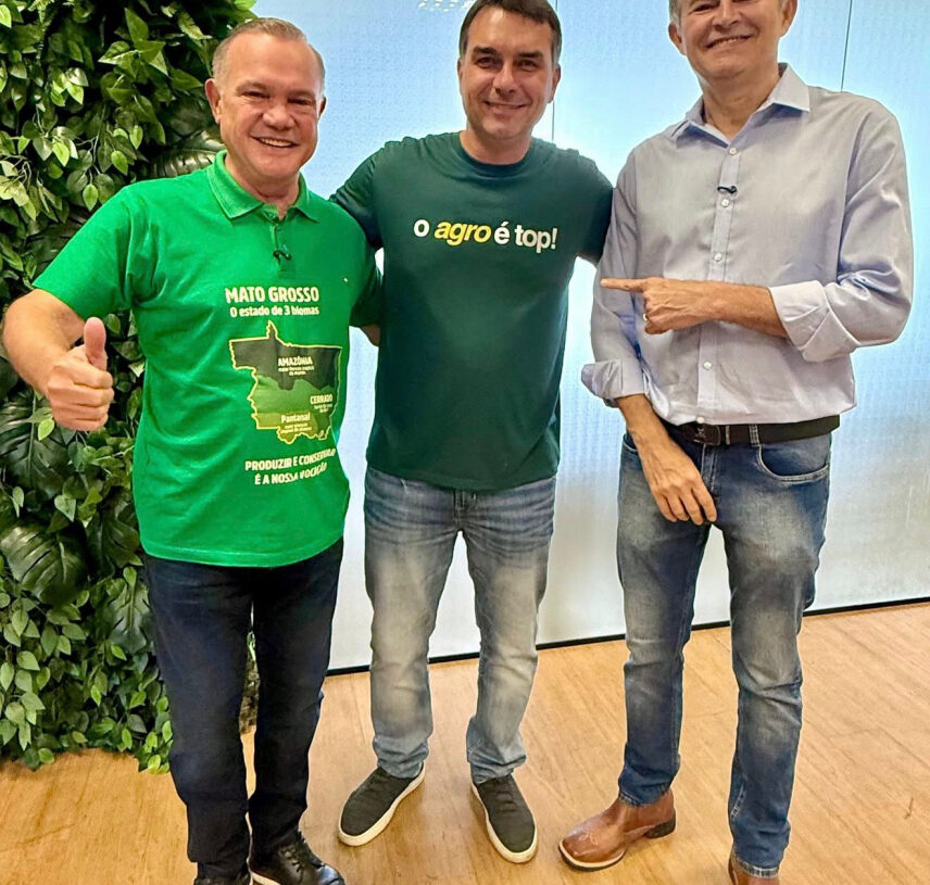 Em feira em Mato Grosso, Flávio Bolsonaro usa camiseta “o agro é top” e mira 2026