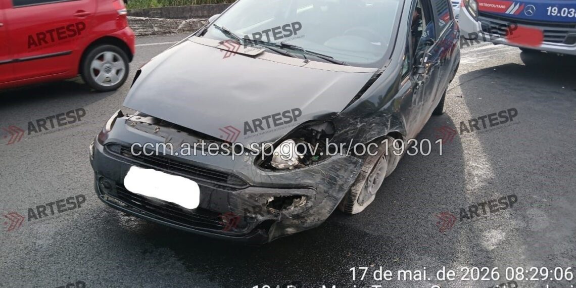 Carro bate em traseira de ônibus do transporte metropolitano no Trevo da Bosch, em Campinas