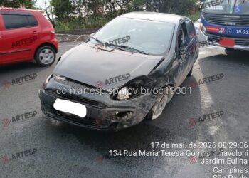 Carro bate em traseira de ônibus do transporte metropolitano no Trevo da Bosch, em Campinas