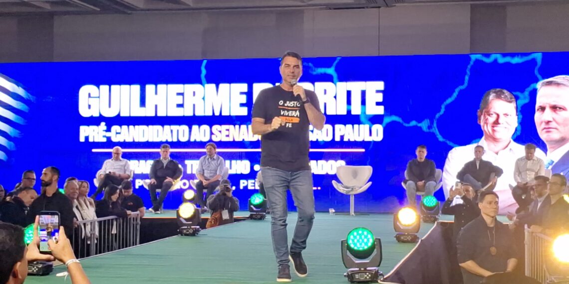 Em Campinas, Flávio Bolsonaro se defende de áudio com Vorcaro durante lançamento da pré-candidatura de Derrite ao Senado