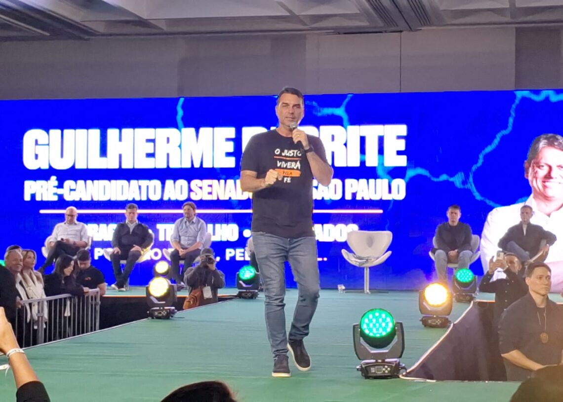 Em Campinas, Flávio Bolsonaro se defende de áudio com Vorcaro durante lançamento da pré-candidatura de Derrite ao Senado