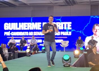 Em Campinas, Flávio Bolsonaro se defende de áudio com Vorcaro durante lançamento da pré-candidatura de Derrite ao Senado