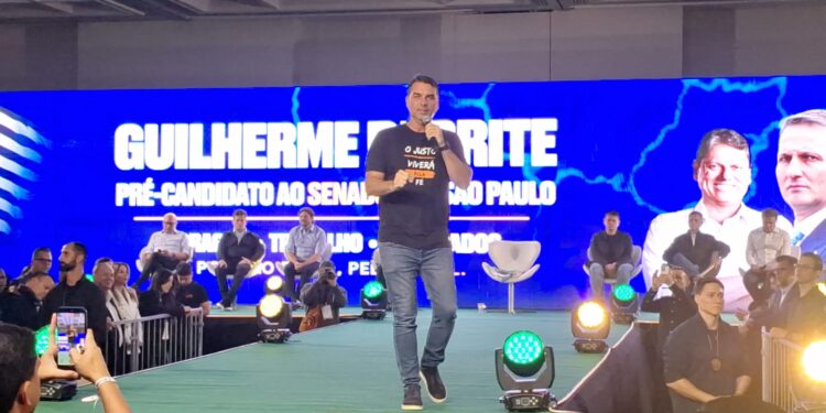 Em Campinas, Flávio Bolsonaro se defende de áudio com Vorcaro durante lançamento da pré-candidatura de Derrite ao Senado