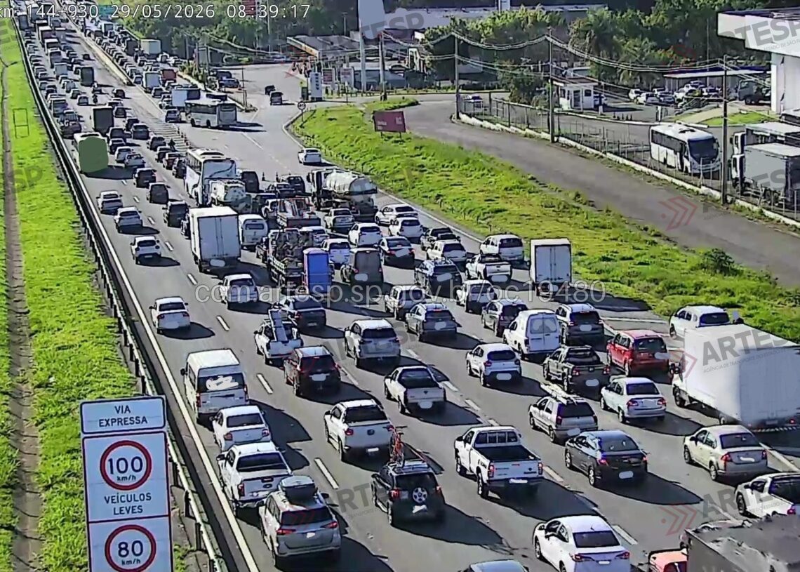 Engavetamento na Rodovia Dom Pedro I deixa dois feridos graves e causa congestionamento em Campinas