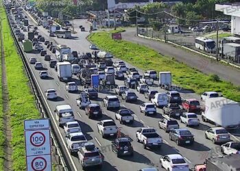 Engavetamento na Rodovia Dom Pedro I deixa dois feridos graves e causa congestionamento em Campinas