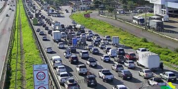 Engavetamento na Rodovia Dom Pedro I deixa dois feridos graves e causa congestionamento em Campinas