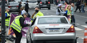 Emdec faz blitz educativa para motociclistas em Campinas e distribui antenas corta-pipa no Maio Amarelo