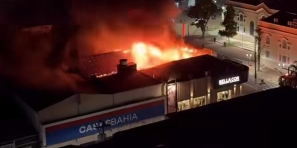 Fogo consome loja das Casas Bahia no Centro de Santa Bárbara d’Oeste nesta terça