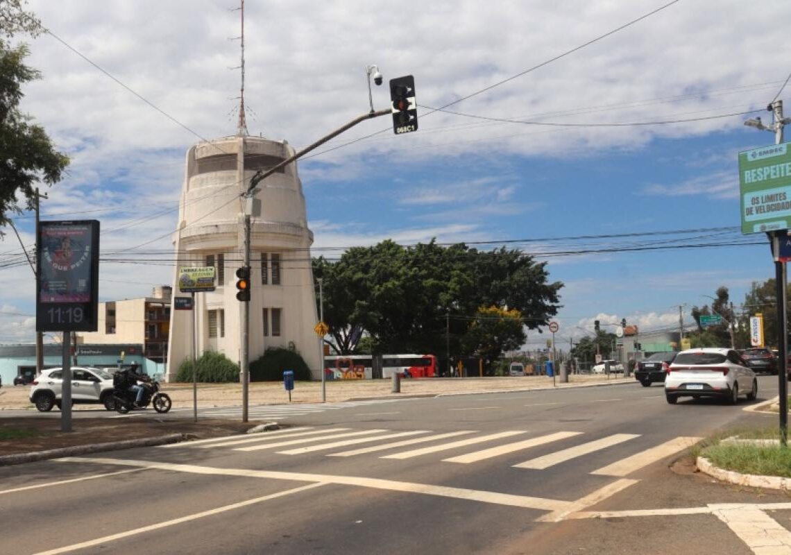 Câmeras na Torre do Castelo flagram 43 carros na calçada em 1 mês de fiscalização