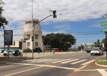 Câmeras na Torre do Castelo flagram 43 carros na calçada em 1 mês de fiscalização