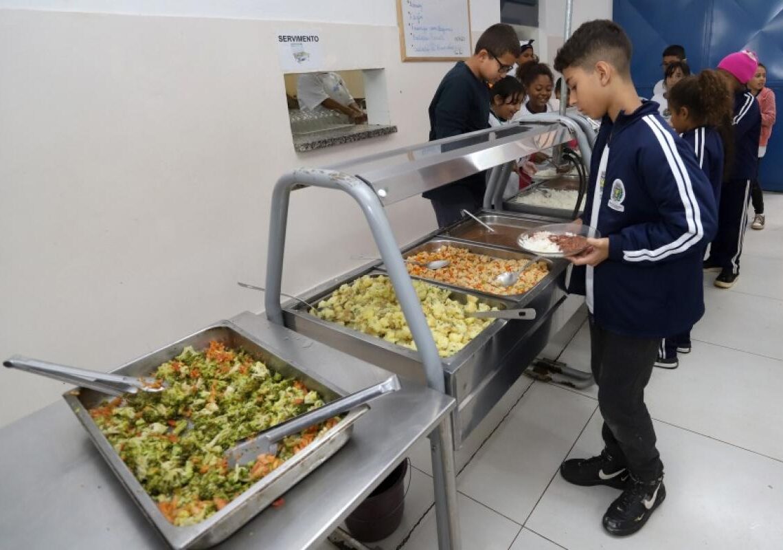 Prefeitura de Campinas vai multar fornecedora por excesso de gordura em carne da merenda e aciona MP