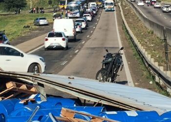 Caminhão tomba na SP-101 e bloqueia trânsito entre Campinas e Monte Mor