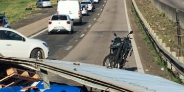Caminhão tomba na SP-101 e bloqueia trânsito entre Campinas e Monte Mor