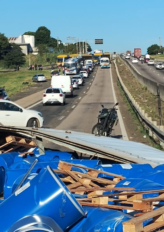 Caminhão tomba na SP-101 e bloqueia trânsito entre Campinas e Monte Mor
