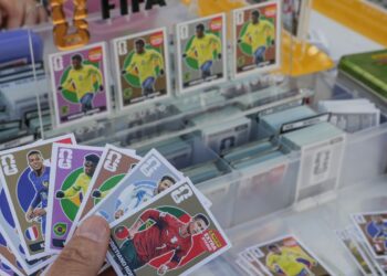 Troca de figurinhas pode atenuar alto custo do álbum da Copa do Mundo
