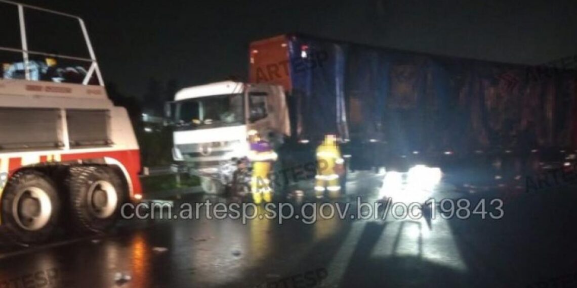 Batida entre carreta e SUV interditou a Anhanguera por quase 2 horas em Valinhos