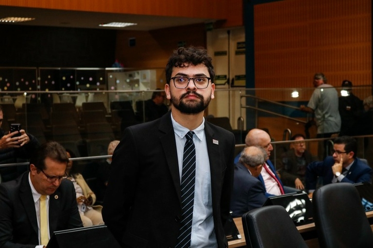 Vini Oliveira reaparece na Câmara, recebe notificação de comissão processante e nega irregularidades