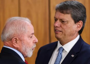 Tarcísio critica governo Lula e diz que gestão federal perdeu oportunidades econômicas