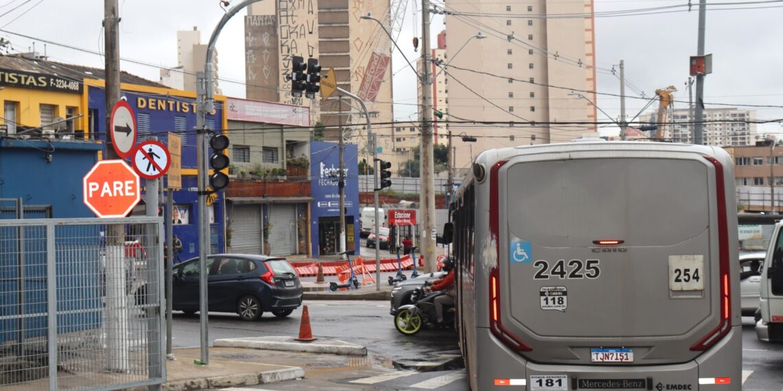 Semáforo inteligente passa a operar na saída do Terminal Mercado para reduzir conflitos no trânsito