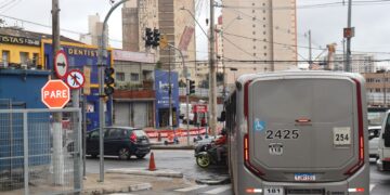 Semáforo inteligente passa a operar na saída do Terminal Mercado para reduzir conflitos no trânsito