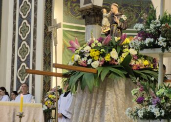 Missas, pães abençoados e bolo gigante marcam Dia de Santo Antônio em Campinas e região