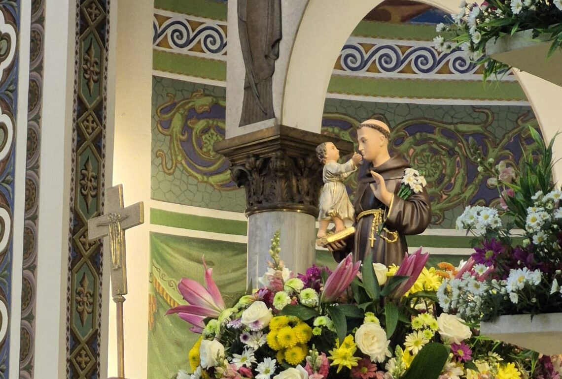 Missas, pães abençoados e bolo gigante marcam Dia de Santo Antônio em Campinas e região