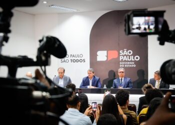 Tarcísio lidera corrida ao Governo de São Paulo e Derrite aparece entre os mais citados para o Senado, aponta Paraná Pesquisas