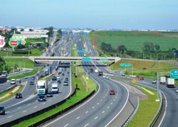 Pedestre morre após ser atropelado por 4 veículos na Rodovia Anhanguera