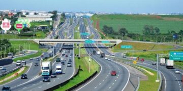 Pedestre morre após ser atropelado por 4 veículos na Rodovia Anhanguera