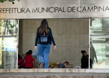 Prefeitura sanciona reajuste salarial e aumento do vale para servidores municipais