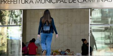 Prefeitura sanciona reajuste salarial e aumento do vale para servidores municipais