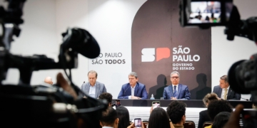 Tarcísio ironiza Haddad durante convenção que oficializa apoio à reeleição