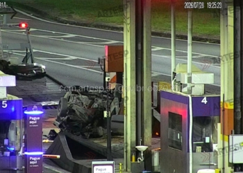 Motorista fica gravemente ferido após capotamento em praça de pedágio da Anhanguera