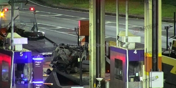 Motorista fica gravemente ferido após capotamento em praça de pedágio da Anhanguera