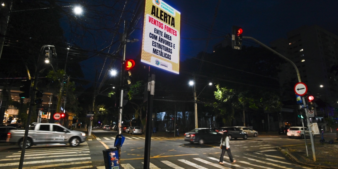 Defesa Civil reforça alerta para ventos fortes, risco de queda de árvores e de incêndios
