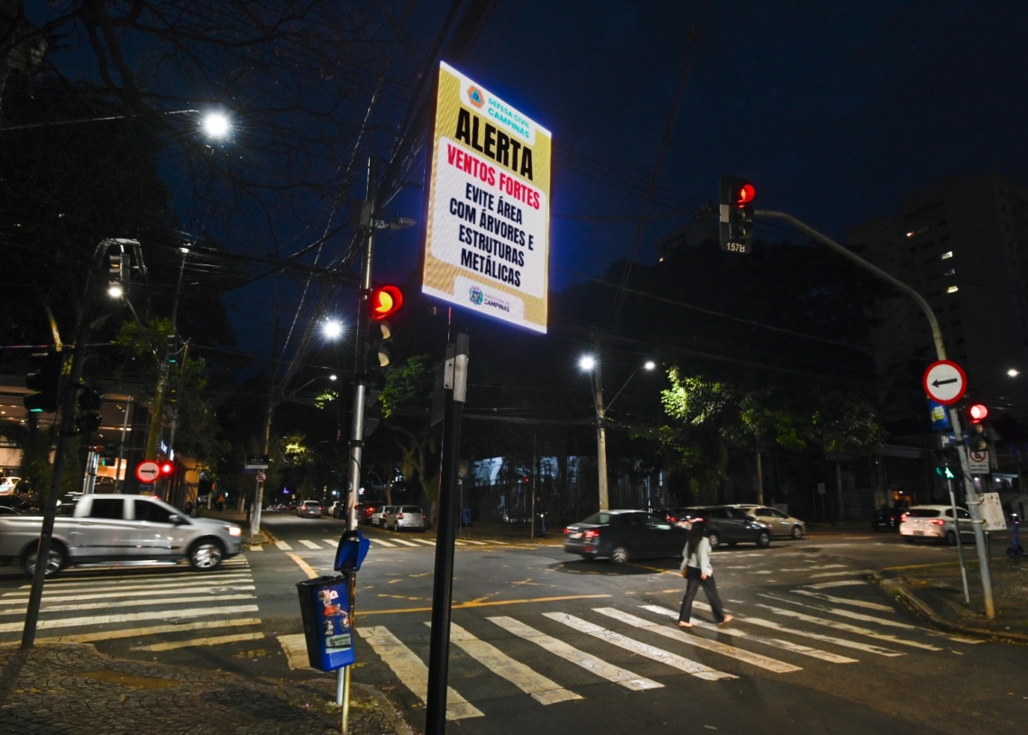 Defesa Civil reforça alerta para ventos fortes, risco de queda de árvores e de incêndios