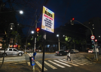 Defesa Civil reforça alerta para ventos fortes, risco de queda de árvores e de incêndios