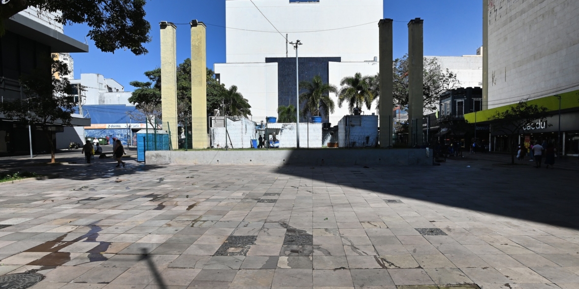 Rua 13 de Maio começa a receber novo piso em obra de requalificação do Centro