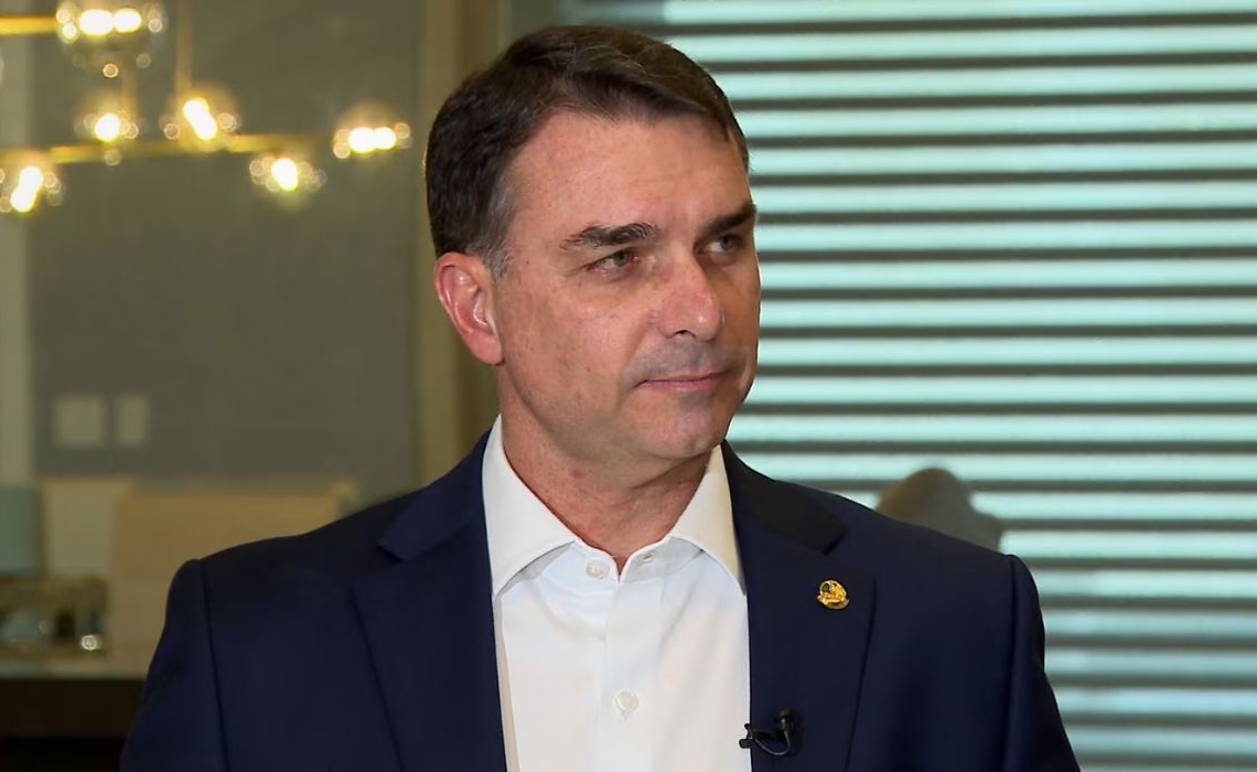No Rio, Flávio fala em “tirar bandidos de circulação, em pé ou deitados”