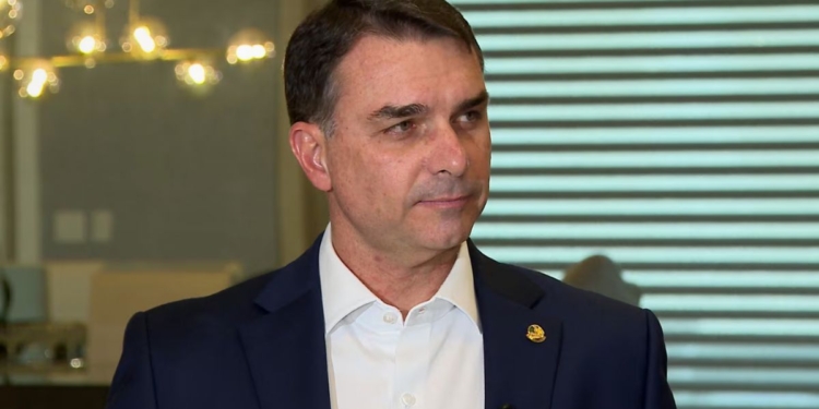 No Rio, Flávio fala em “tirar bandidos de circulação, em pé ou deitados”