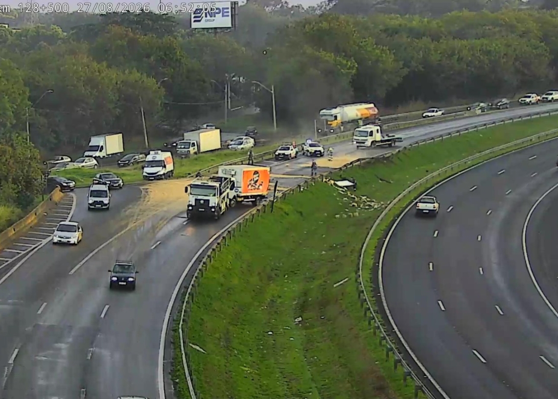 Caminhão tomba após bater contra defensa na SP-332, em Paulínia