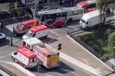 Acidente com sete veículos deixa pelo menos cinco feridos na Avenida Orosimbo Maia