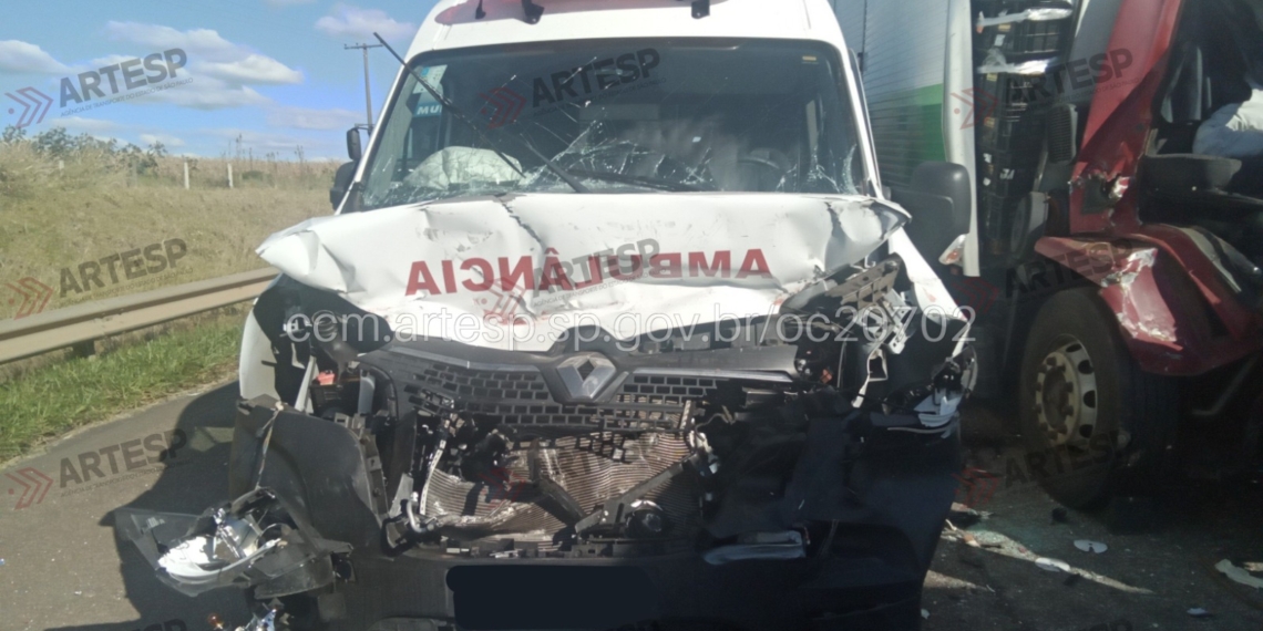 Engavetamento entre caminhão e ambulância deixa um morto na SP-340