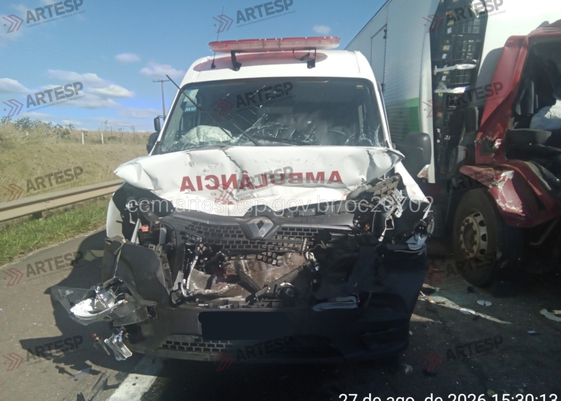 Engavetamento entre caminhão e ambulância deixa um morto na SP-340