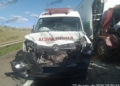 Engavetamento entre caminhão e ambulância deixa um morto na SP-340