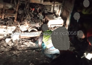 Ônibus pega fogo após pane elétrica na Rodovia Santos Dumont, em Campinas